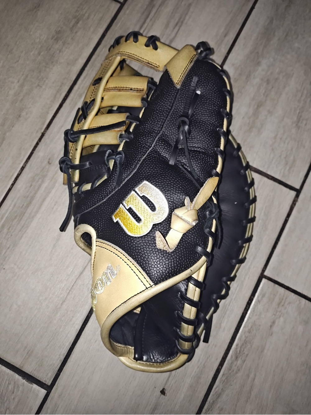 Wilson A2000 12 1/2 12.5 in.
Snake super skin. First baseman glove